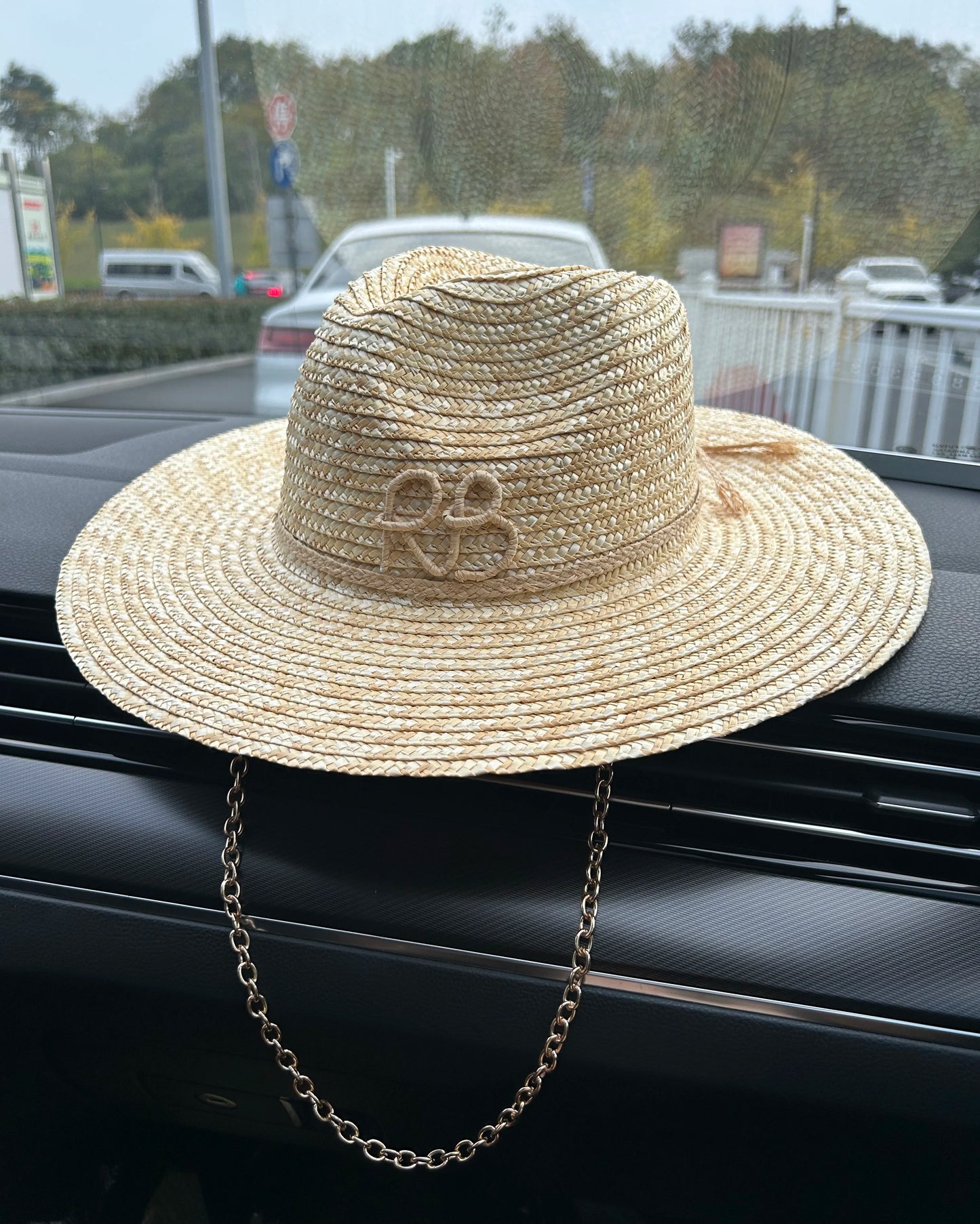 2025 New European American Fashion Design Natural Straw Hat Female Handmade Letter Sun Hat Metal Chain Sunshade Designer Hat